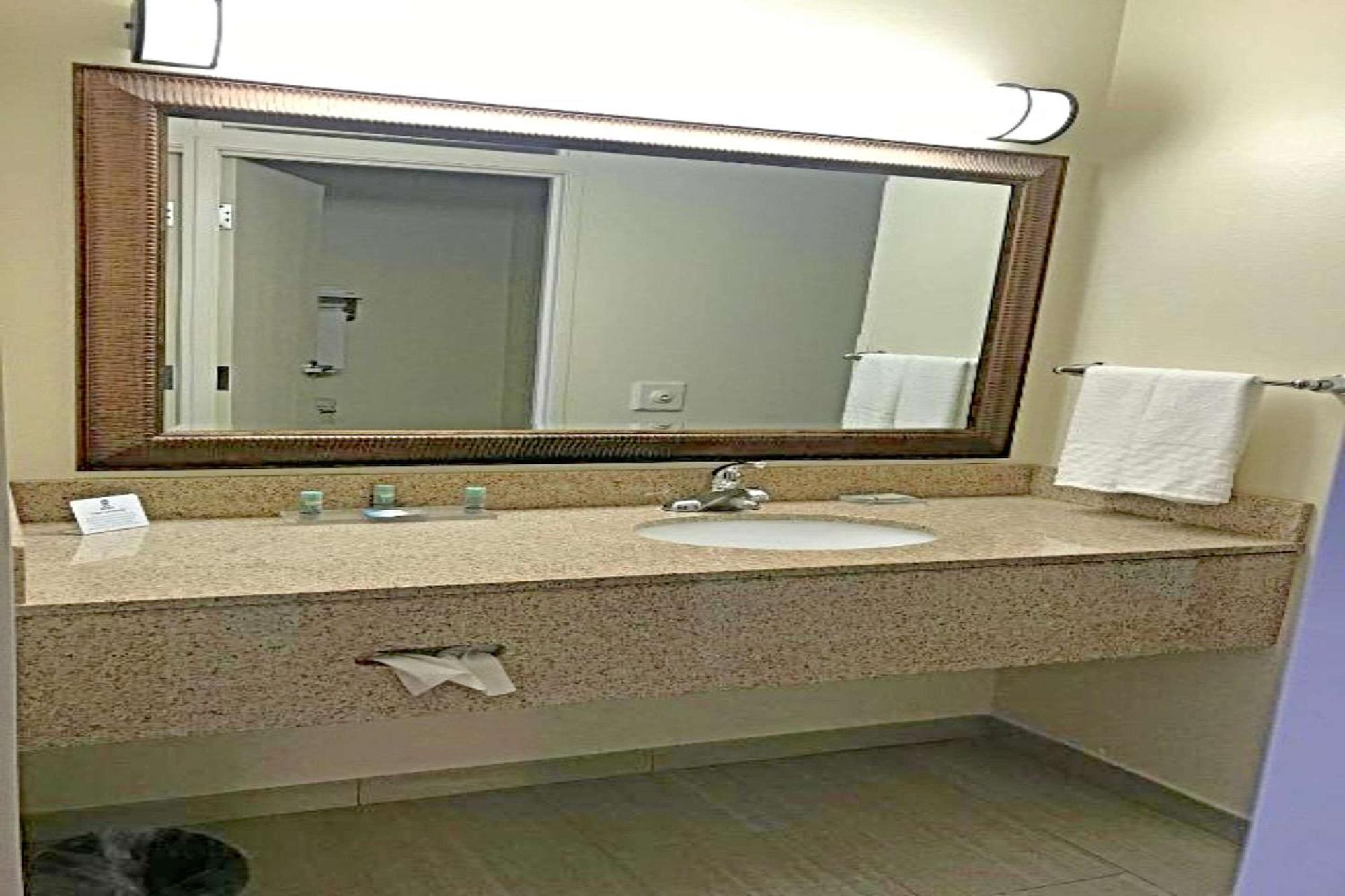 או'פאלון Rodeway Inn & Suites מראה חיצוני תמונה